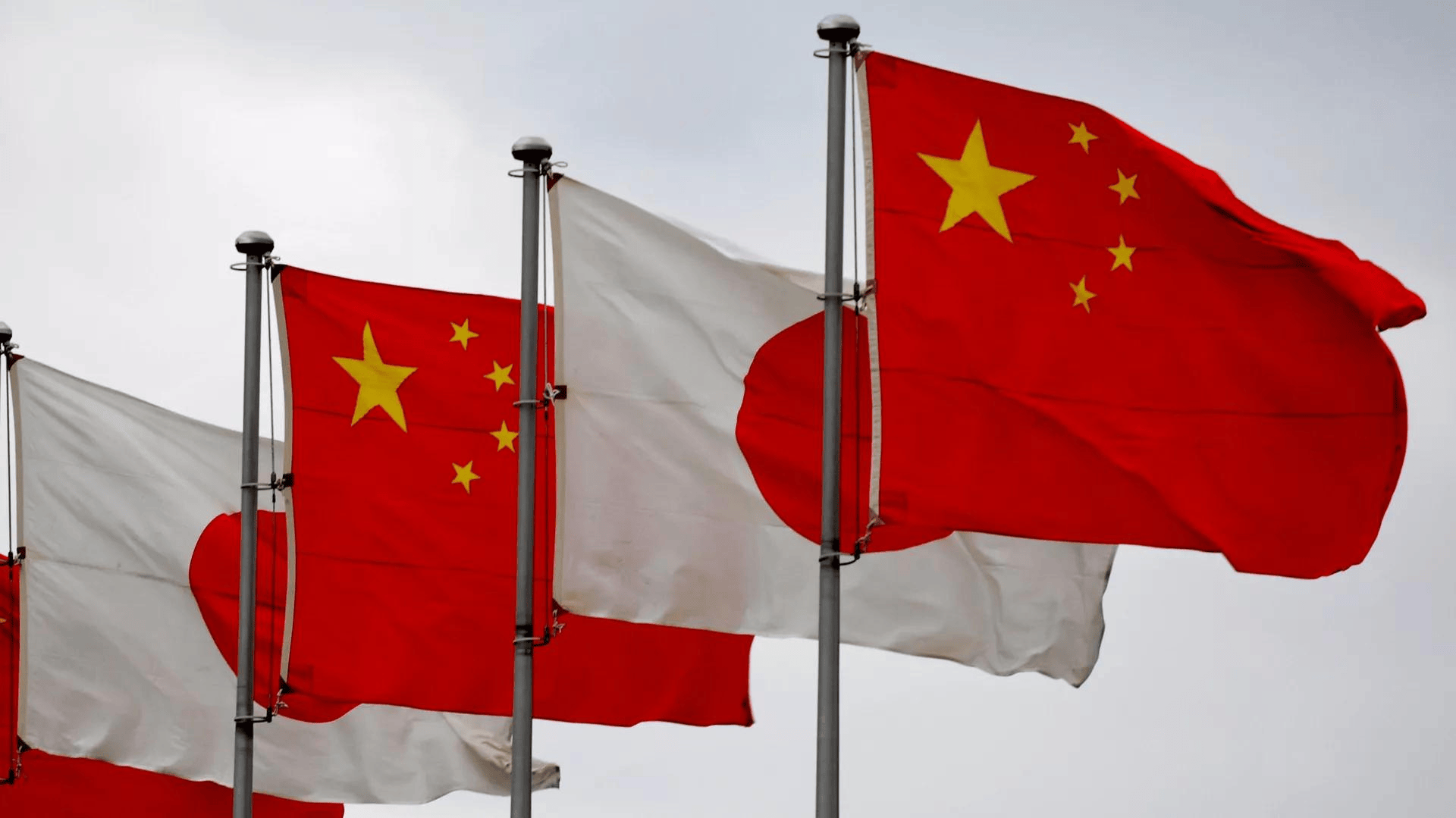 高市早苗硬扛中国两个月,半数日企翻脸:再硬抗下去,没人保障日本安全!