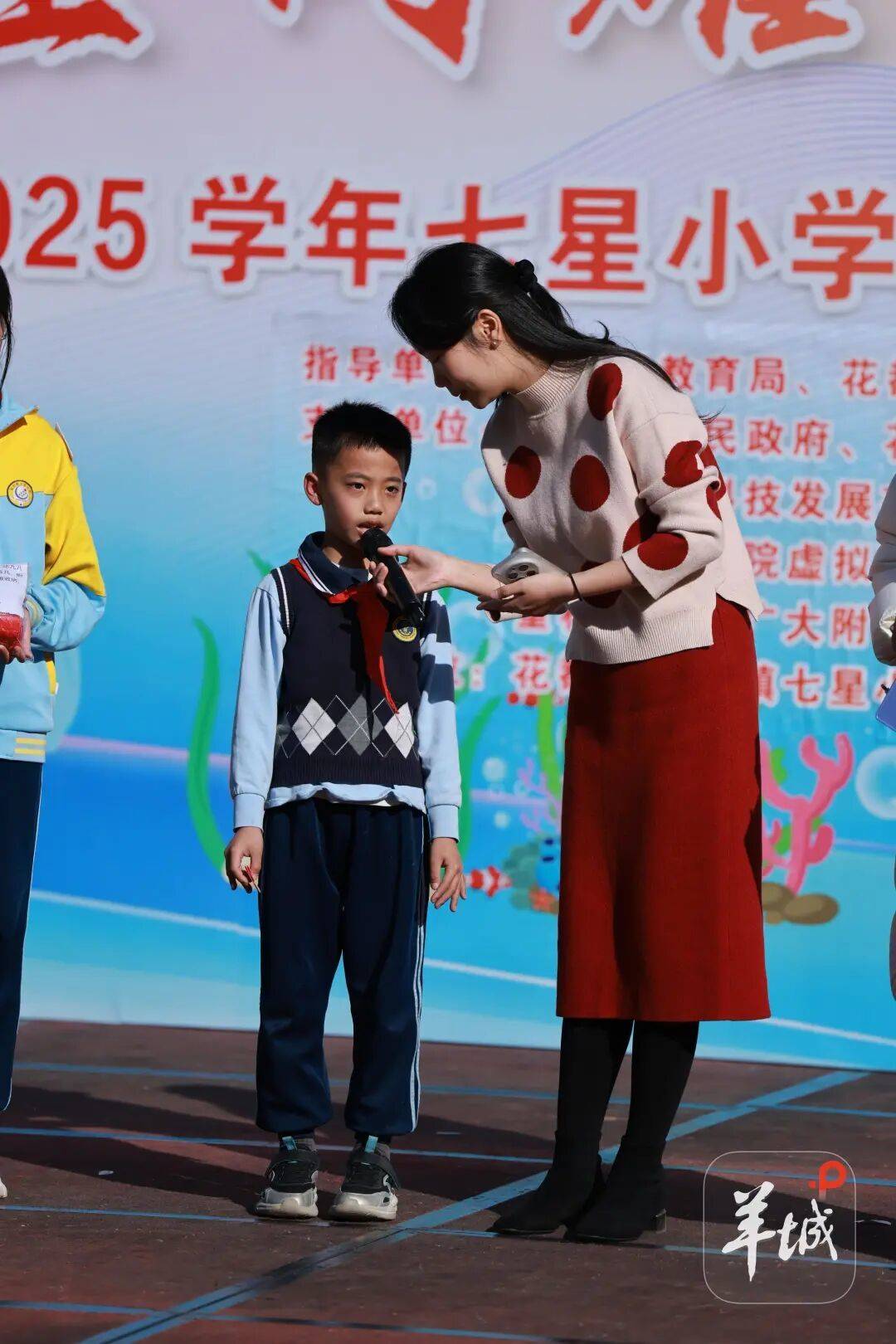 广州一小学生陆续拾到23条遗失红领巾,将其洗净熨平后郑重交还学校,网友:“广州少年,你真棒!”