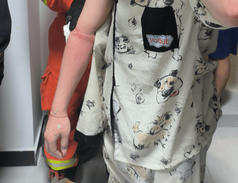 广州一女子洗澡时伸手捡掉入厕所的塑料瓶，却被紧紧卡住右手“无法自拔”，消防营救回应