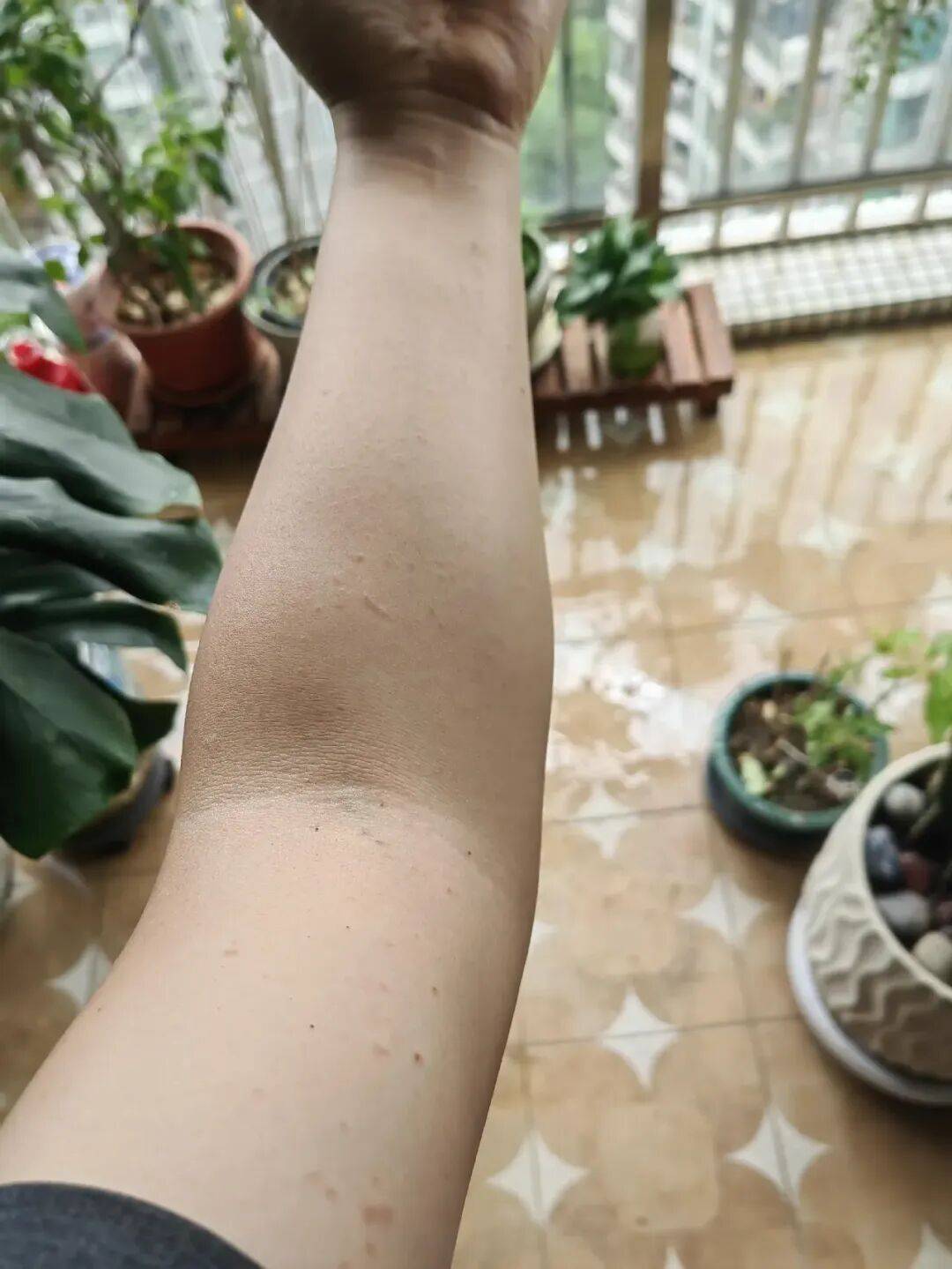 广东一男子睡觉时，突然被爆炸声惊醒！不少物品被烧毁，紧急提醒：很多深圳人天天用！