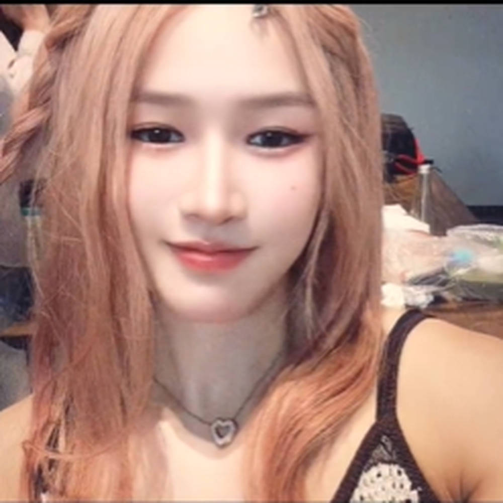 “张伟丽化妆后自己都不认识了”上热搜，格斗女王张伟丽晒新造型：一头粉色长发，妆容精致娇俏可人