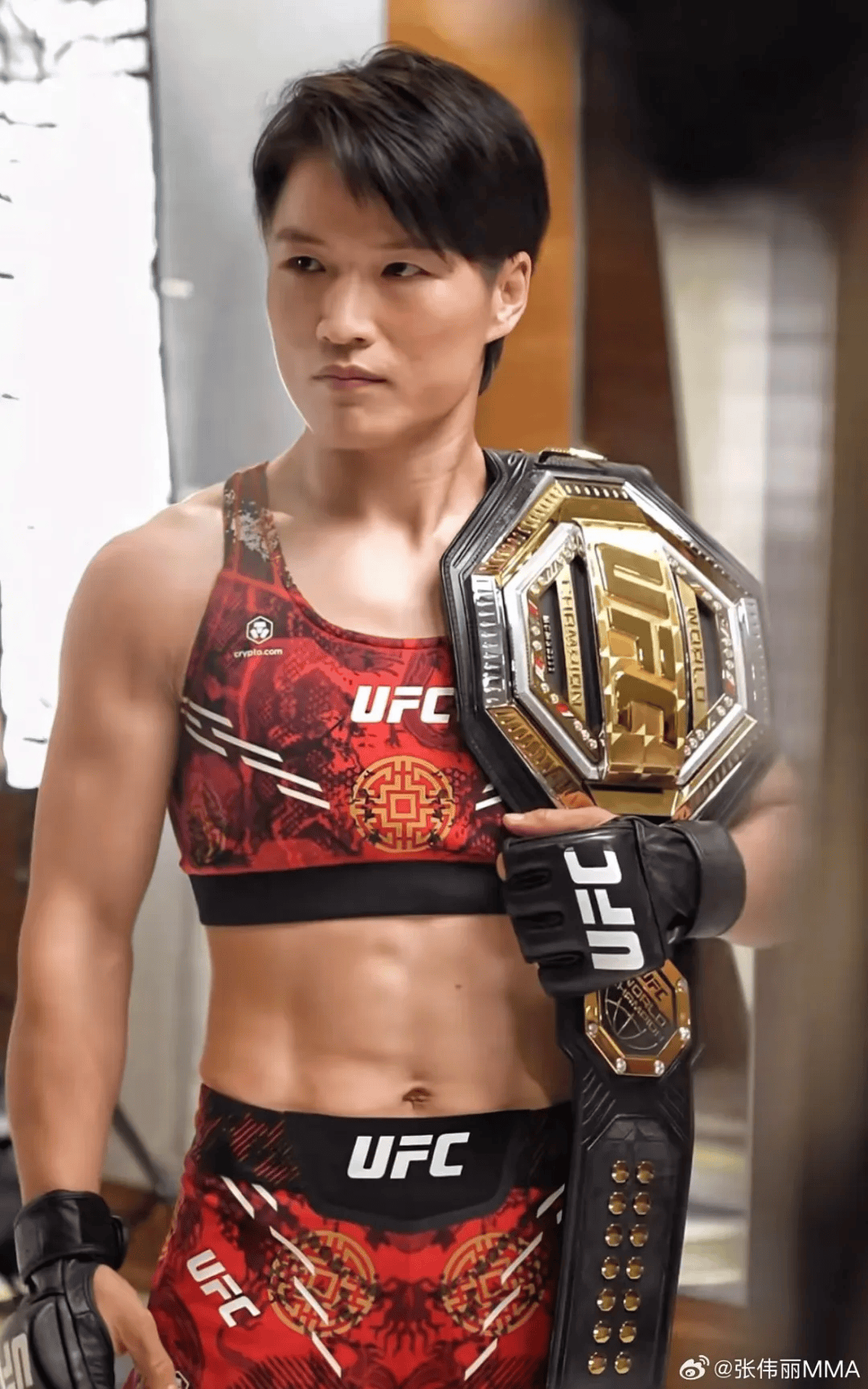 “张伟丽化妆后自己都不认识了”上热搜，格斗女王张伟丽晒新造型：一头粉色长发，妆容精致娇俏可人