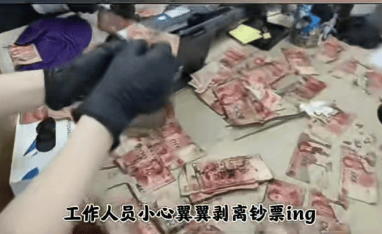 大连一男子忘关窗户,出差半个多月后回家,发现阳台上的10万元经大雨反复浸泡、烈日暴晒,已经粘连在一起无法分开……最终兑换出8.2万元