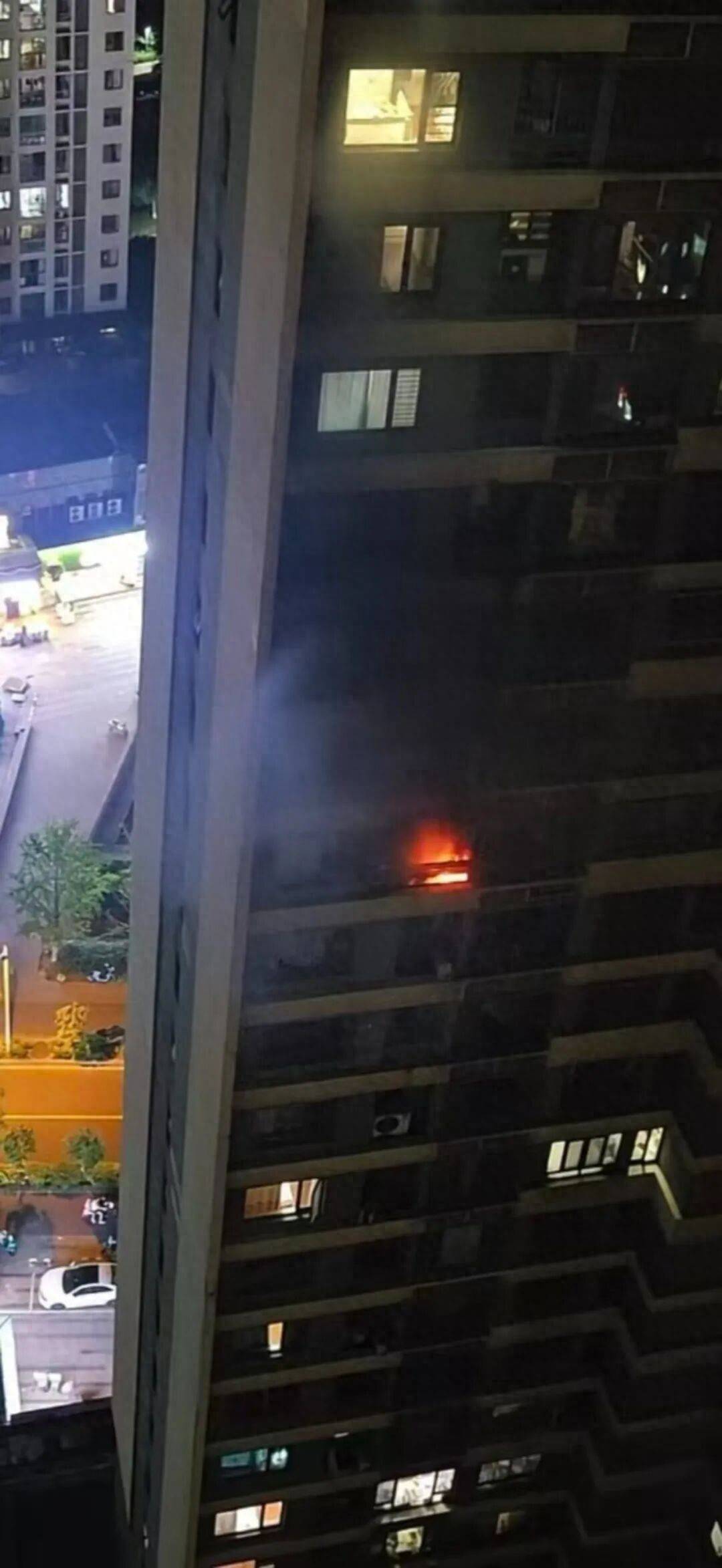 合肥一小区高层深夜起火，有人扯着嗓子呼喊提醒