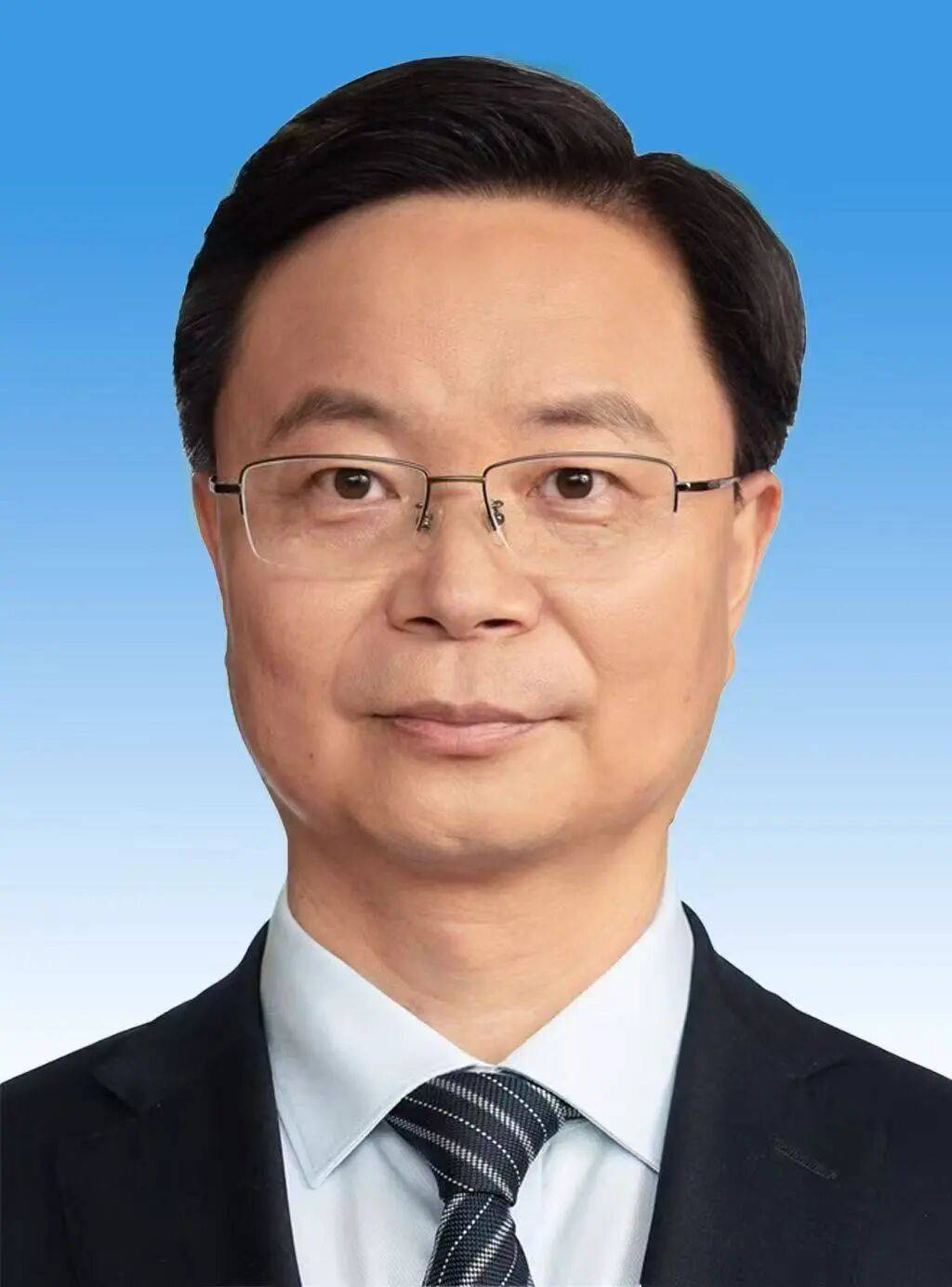 因工作岗位变动，覃伟中辞去深圳市市长职务，李运任深圳市委副书记、代市长