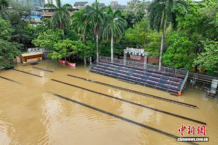 广西南宁：洪水来袭 邕江大堤关闸防洪