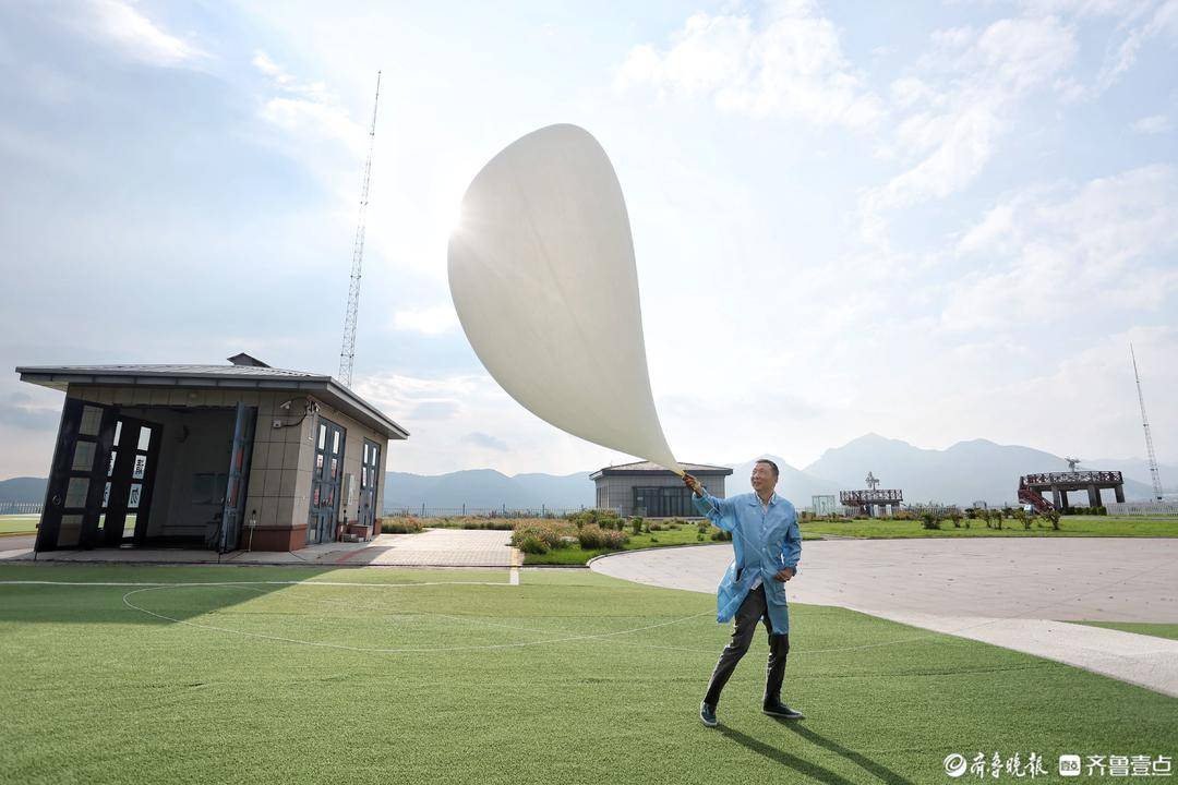 拾光|几十年如一日，他准点放气球高空测天气