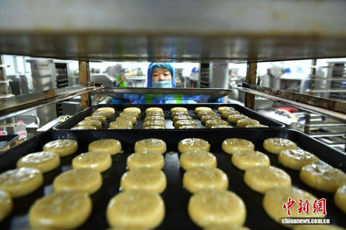 中秋将至 河北石家庄“月饼村”生产销售忙
