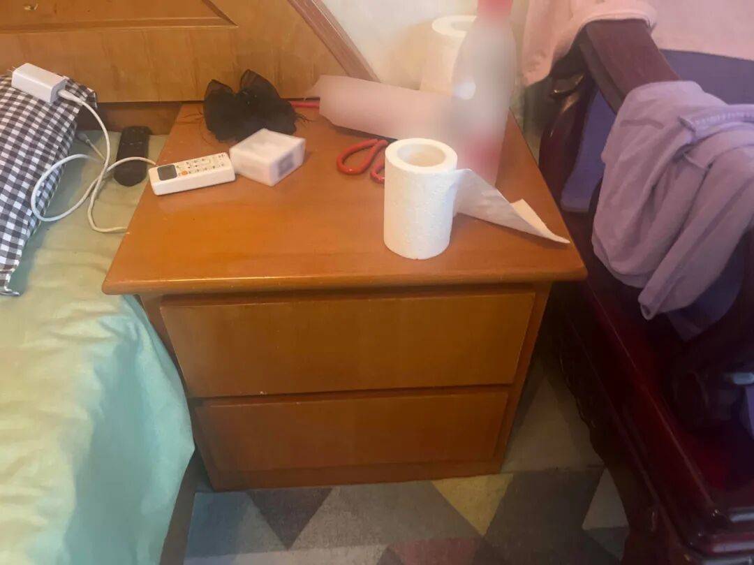 女子查视频找猫,发现凌晨家里进了个陌生人,警方将男子抓住后发现:他从床头柜里摸走9000元现金,一分没敢花