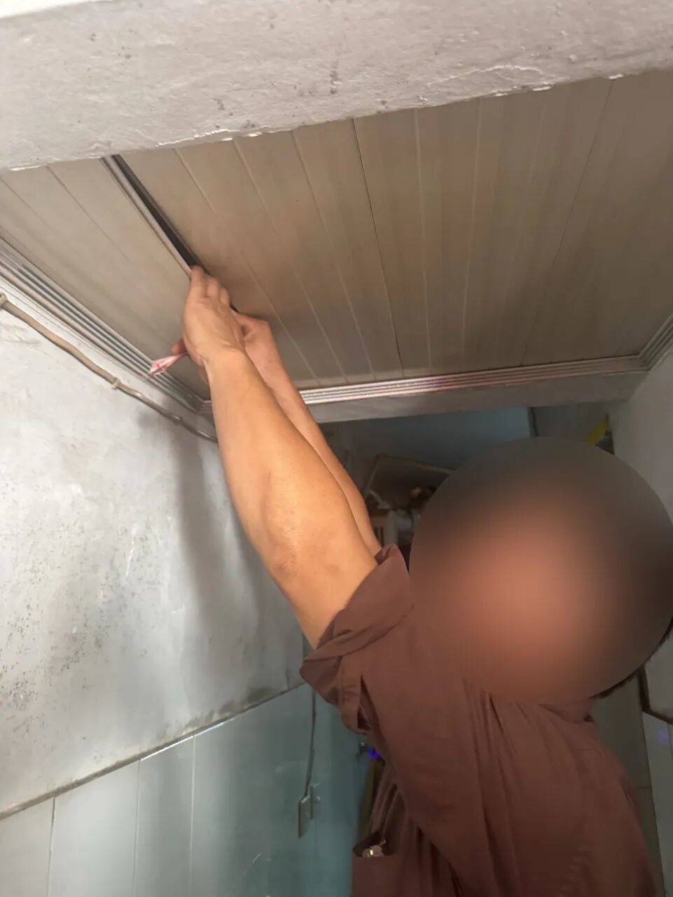 女子查视频找猫,发现凌晨家里进了个陌生人,警方将男子抓住后发现:他从床头柜里摸走9000元现金,一分没敢花