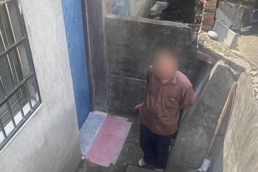 女子查视频找猫,发现凌晨家里进了个陌生人,警方将男子抓住后发现:他从床头柜里摸走9000元现金,一分没敢花