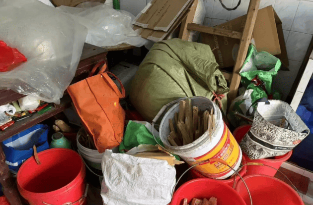 “真劝不动了”，男子“举报”母亲在家中大量囤积废品，致父母双双肺部感染住院，消防清理出两卡车废品；提醒：不是小题大做