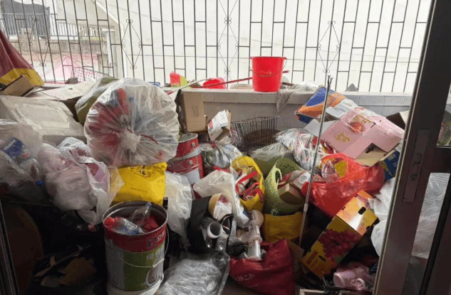 “真劝不动了”，男子“举报”母亲在家中大量囤积废品，致父母双双肺部感染住院，消防清理出两卡车废品；提醒：不是小题大做